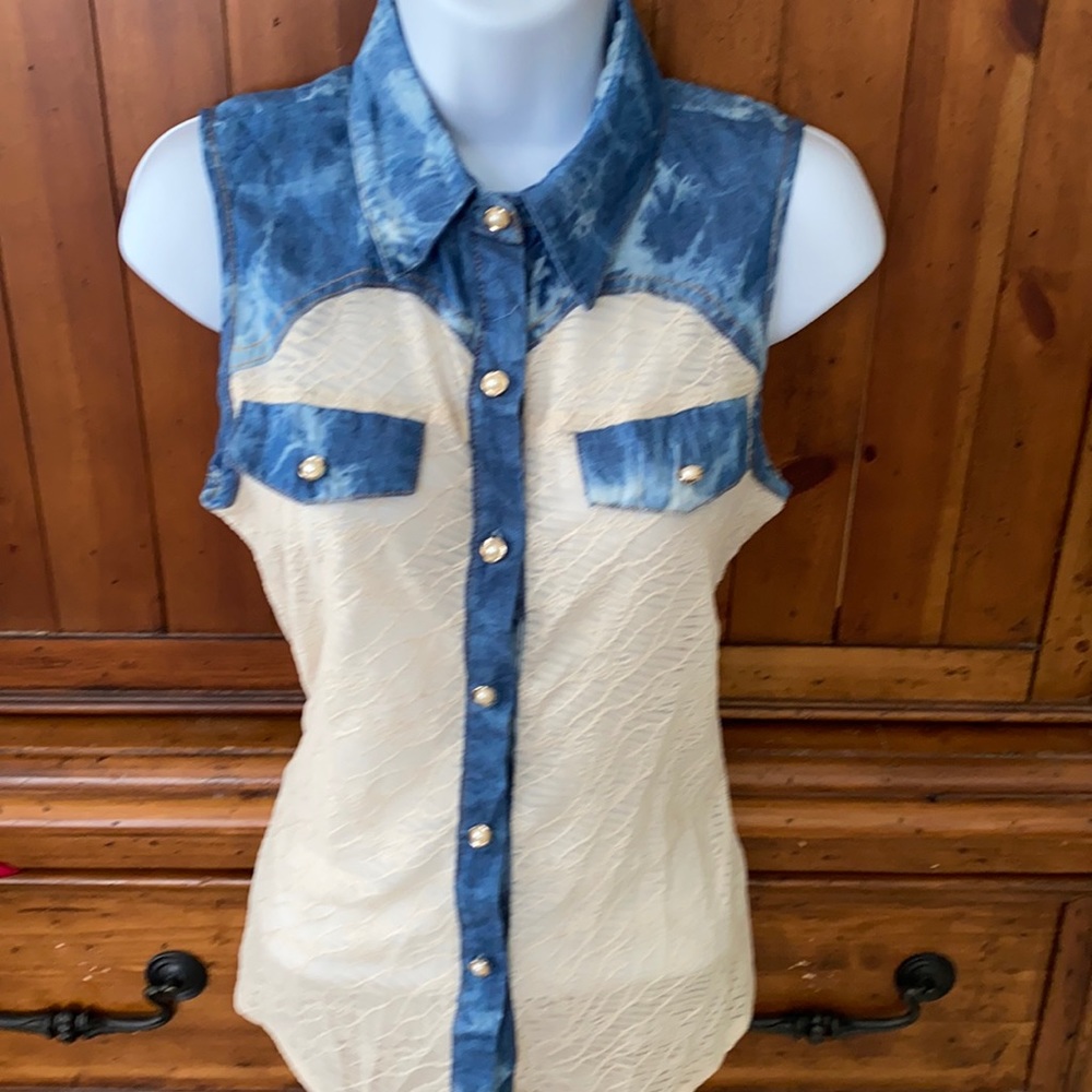 Boteley Fashion Sleeveless blouse with Button down
